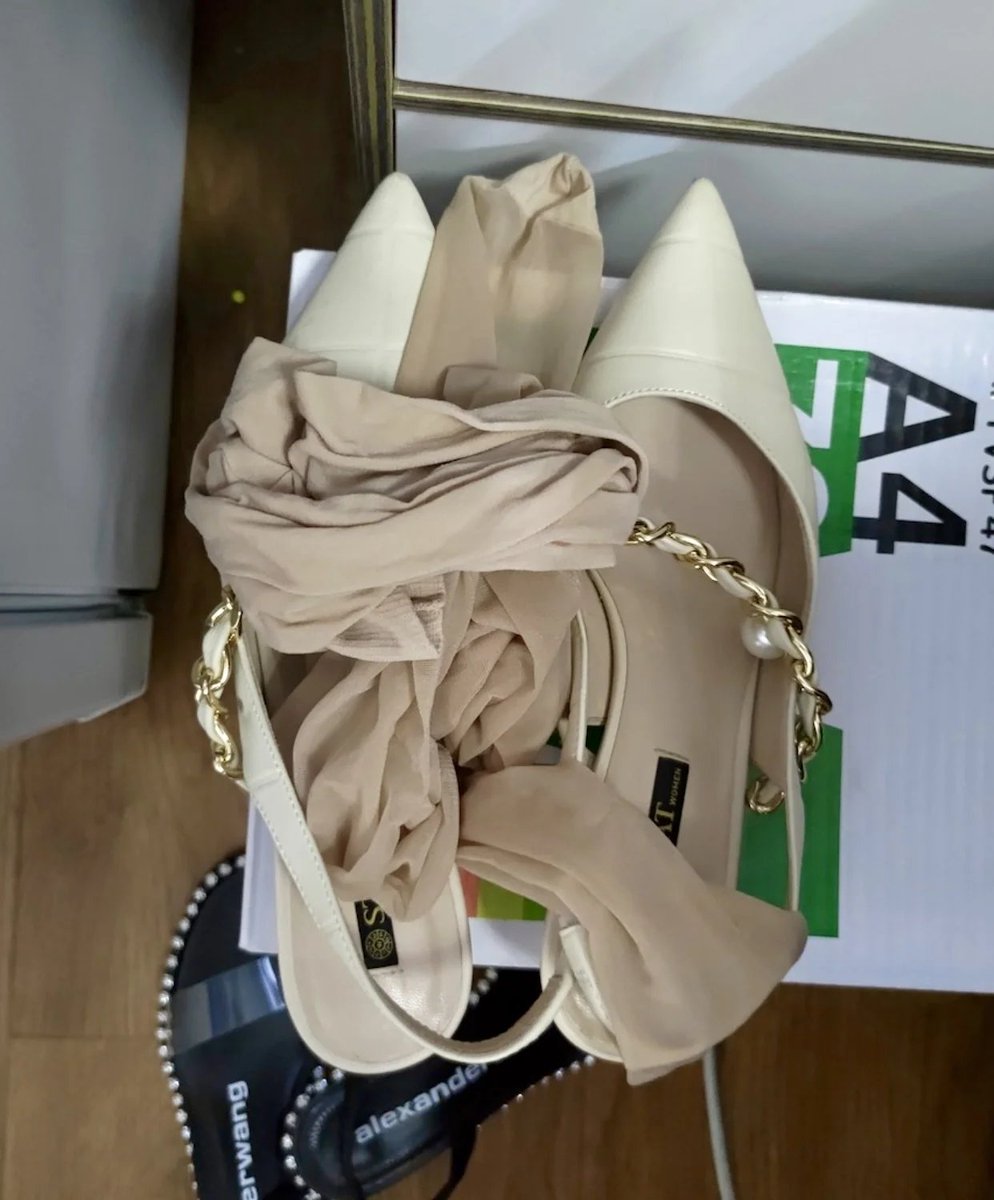 近期整理的一些媳妇穿的丝袜，一部分扔垃圾桶，有没有兄弟们想要的。 #丝袜  #西安