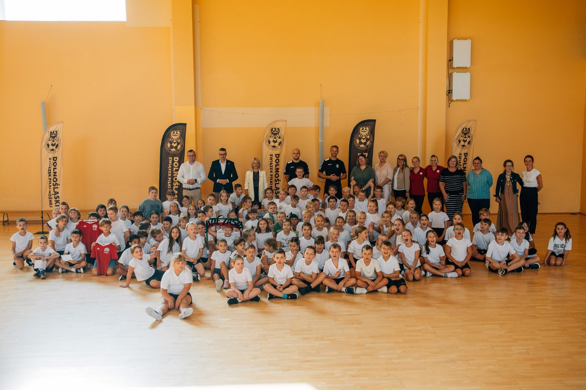 📸 zDolnośląskie Dzieciaki w Smolcu! ⚽👧👦

Dziś nasz projekt zawitał do Zespołu Szkolno-Przedszkolnego w Smolcu ⚽ było dużo radości, sportowych emocji i uśmiechów – czyli dokładnie to, o co chodzi w naszej akcji 💙

Szczególne miejsce w dzisiejszym wydarzeniu zajmuje także