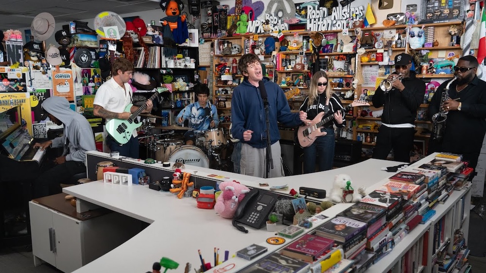 Watch Turnstile (<a href="/TURNSTILEHC/">TURNSTILE</a>)'s Brendan Yates pull off the first stagedive in Tiny Desk Concert history

stereogum.com/2322457/turnst…