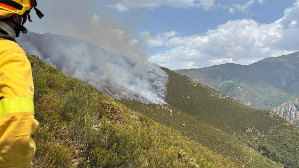 El_Batefuegos's tweet photo. #IFFasgar e #IFIgüeña llevan más de un mes ardiendo.

Ya en la memoria de la sociedad pero muy presentes en #LeónEsp.

Ambos incendios continúan ACTIVOS pero sin riesgo. En ellos día y noche siguen trabajando #BomberosForestales y #AAMM de @naturalezacyl.

¡Mucho ánimo! https://t.co/xSR1MmKXjI