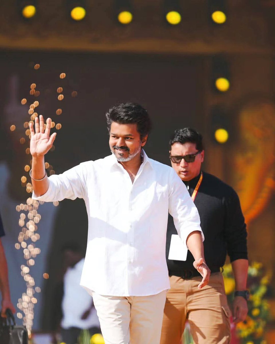 sundharavelds's tweet photo. எல்லோருடைய வீட்டுக்குள்ளயும் போன அப்பறம் தான் கட்சியே ஆரம்பிச்சிருக்கோம் Moment... 💥🔥 https://t.co/lGYx7aGpuX