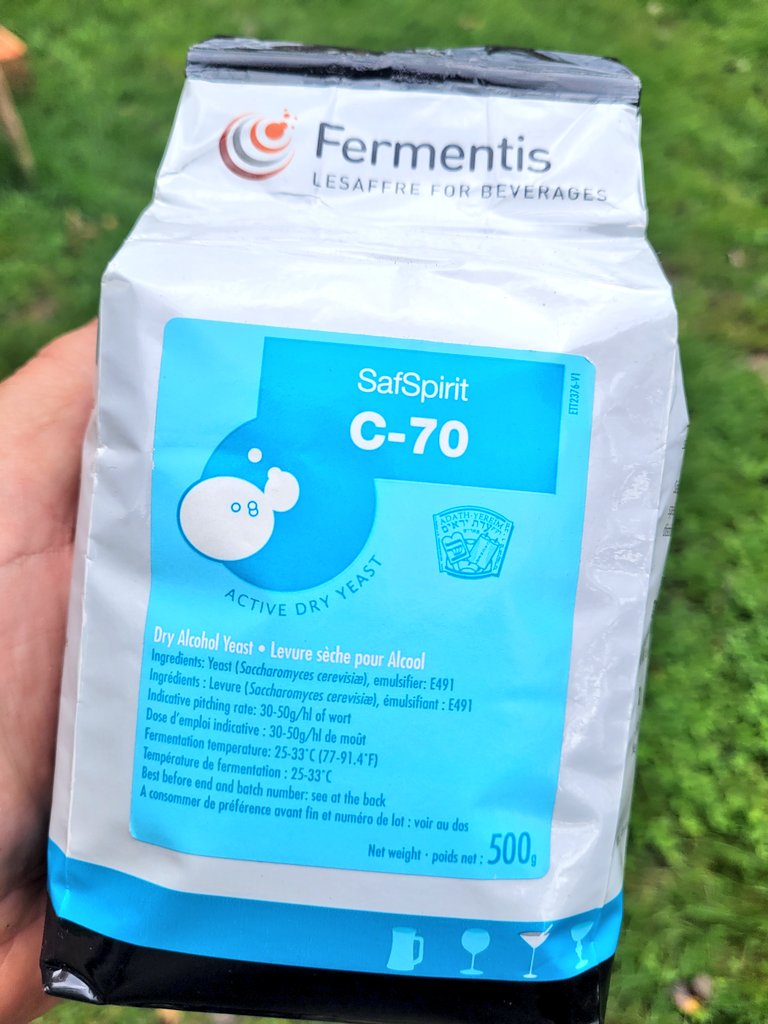 nevenvorkapic's tweet image. SafSpirit C-70 je kvasac koji se inače preporučuje za melasu (rum), ali ove godine ga šaljem na kompleksniji teren – šljive, jabuke i krušku Tepku. Vidjet ćemo hoće li preživjeti voćni izazov i iskazati svoje esterske moći. 🍎🍐🍑🥃 #rakija #craftdistilling