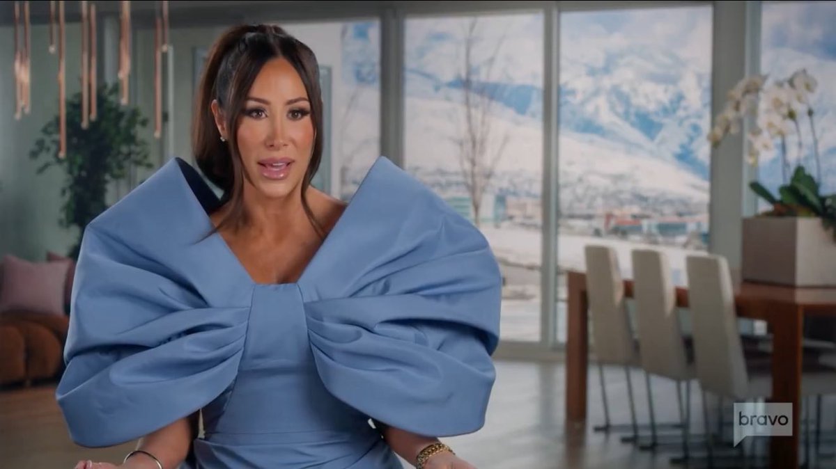 TheBravoLife_'s tweet image. Angie’s first confessional look of the season #RHOSLC 😍