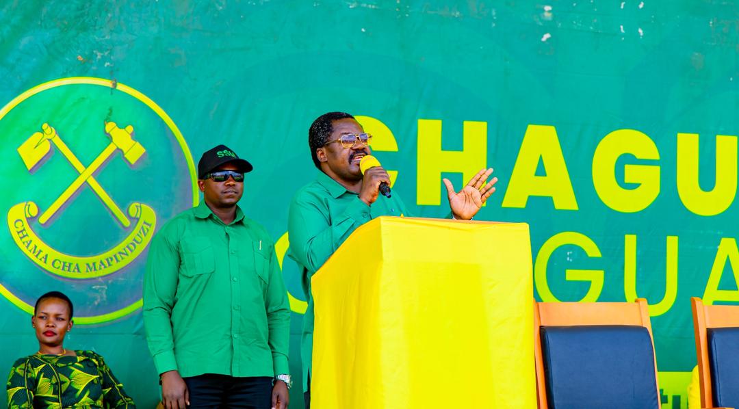 ccm_tanzania's tweet photo. Mgombea mwenza nafasi ya Urais kwa tiketi ya CCM Balozi Emmanuel Nchimbi akizungumza na wakazi wa Mlele kueleza miradi mbalimbali ya maendeleo kutoka kwenye Ilani itakayowanufaisha endapo Dkt. Samia Suluhu Hassan atapewa ridhaa ya kuongoza Serikali ya Jamhuri ya Muungano wa Tanzania.
Wakazi wa Mlele wameahidi kupiga kura za ndiyo kwa Mgombea Urais ili aendelee kuongoza na kuwaletea maendeleo.