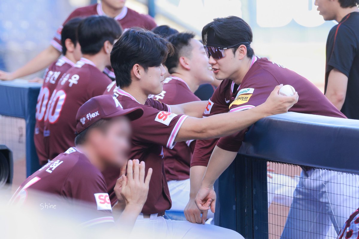 timetoshine_19's tweet photo. 250726 vs NC
🫂🥹
#timeto_shine
#키움히어로즈 #김윤하 #정현우 https://t.co/AzgIsyBSOC