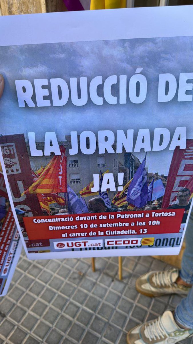 Avui hem enviat un missatge clar des de #Tortosa a PP, VOX i especialment a JUNTS: Prou defensar els interessos de la gran Patronal, cal escoltar la gran majoria de Catalunya, que està a favor de la reducció de la jornada laboral.
<a href="/ccoocatalunya/">CCOO de Catalunya</a> 
#ReduccioDeJornadaJA