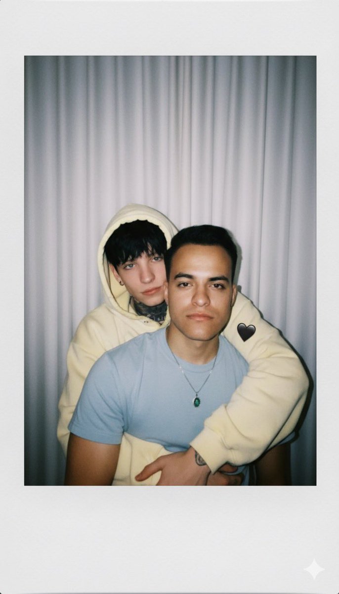 crysahii's tweet image. “Anoche tuve un sueño”

“Y que soñaste”

Yo: 

(LA SEGUNDA FOTO JAJSJSJS)