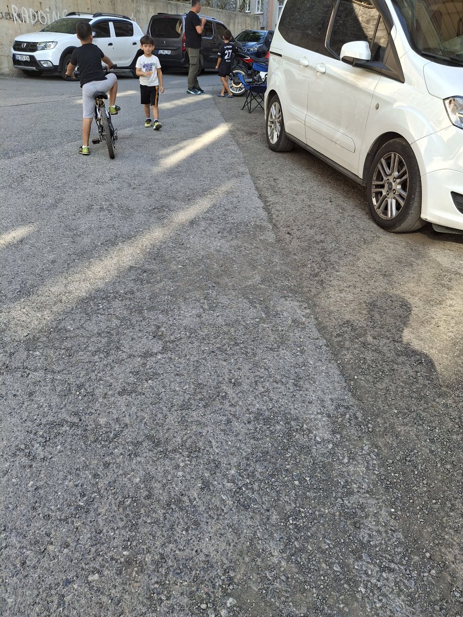 Samedoztrk's tweet photo. Çekmeköy Hamidiye mahallesi gazi sokak 2 sene önce yapılan iski çalışmasından sonra yollarımız düzeltilmedi.burda çocuklar top oynuyor koşuyor küçük taşlar çocukların kayıp düşmesine sebep oluyor.2 gün önce oğlum düştü alnı  yarıldı.acil çözümistiyoruz @Cekmekoybeltr @TC_icisleri https://t.co/bFldIgpqJI