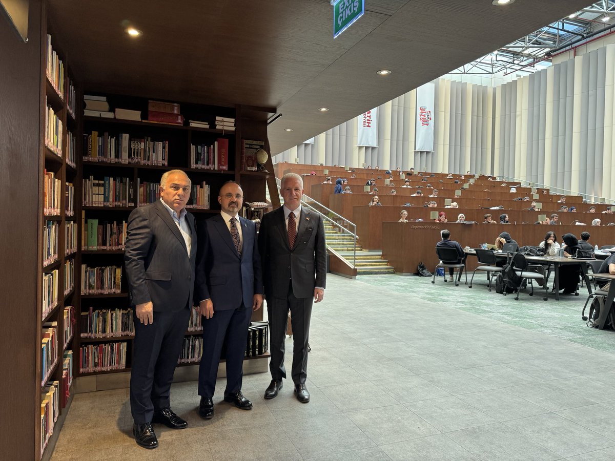 İçişleri Bakan Yardımcımız Sn. Bülent Turan ve İstanbul Valimiz Sn. Davut Gül’ü belediyemizde misafir ederek Fatih Merkez Kütüphanemizi gezdik.

Ziyaretleri için kendilerine teşekkür ederim.

<a href="/turanbulent/">Bülent TURAN</a> 
<a href="/gul_davut/">Davut GÜL</a>