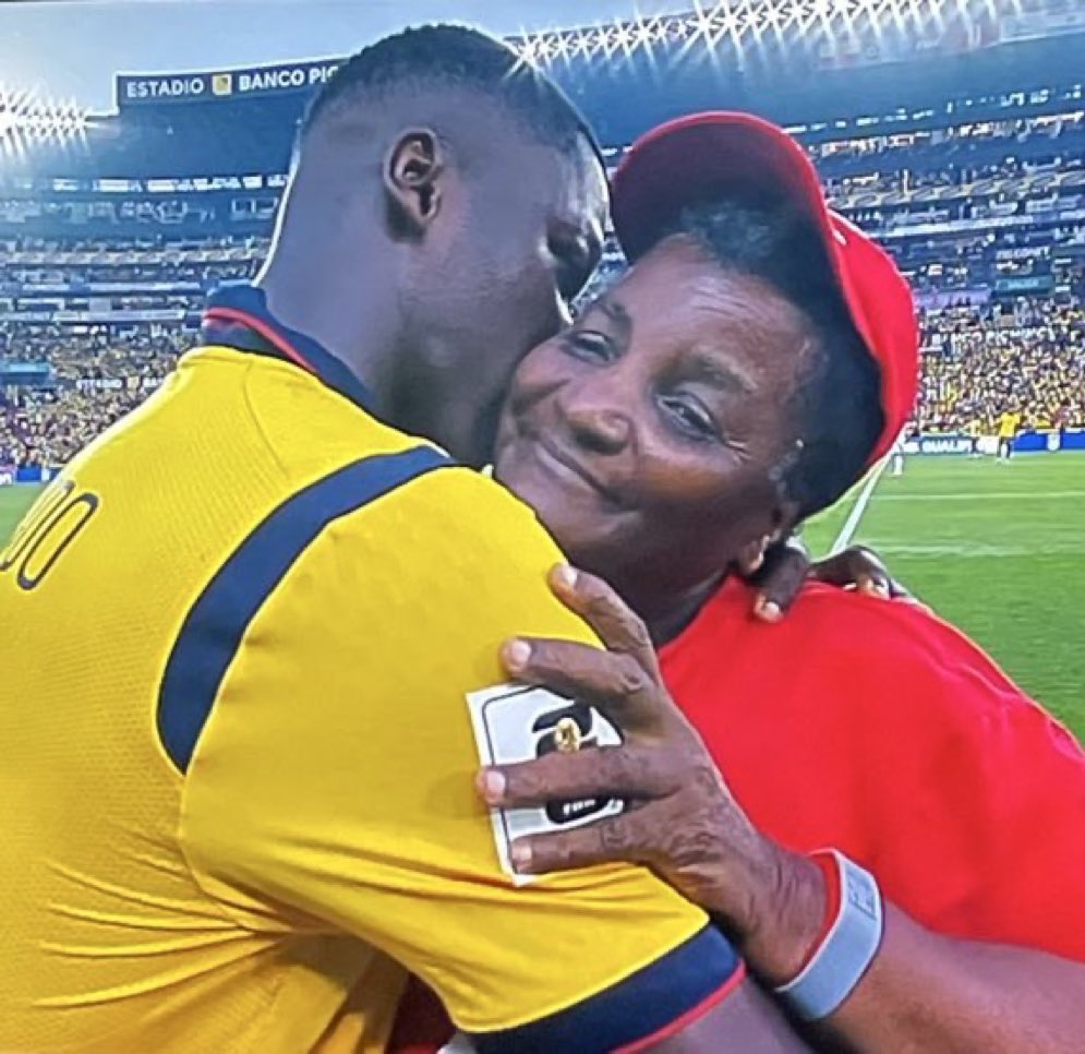 La sacaron del estadio 😍 <a href="/Pinguino_EC/">Helados Pingüino</a> momento que nos conmovió a todos!!
Orgullo ecuatoriano 💛💙❤️