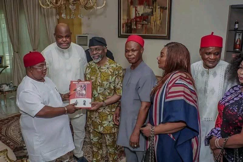 ElezeJunior's tweet photo. TINUBU’s Chief of Staff visits Chisco Transport

Chisco Group Chairman, Chief Chidi Anayegbu being visited by President Tinubu’s Chief of Staff, Femi Gbajabiamila, at his Ikoyi residence in Lagos State 

2027 Games https://t.co/ipQGpm5SCw