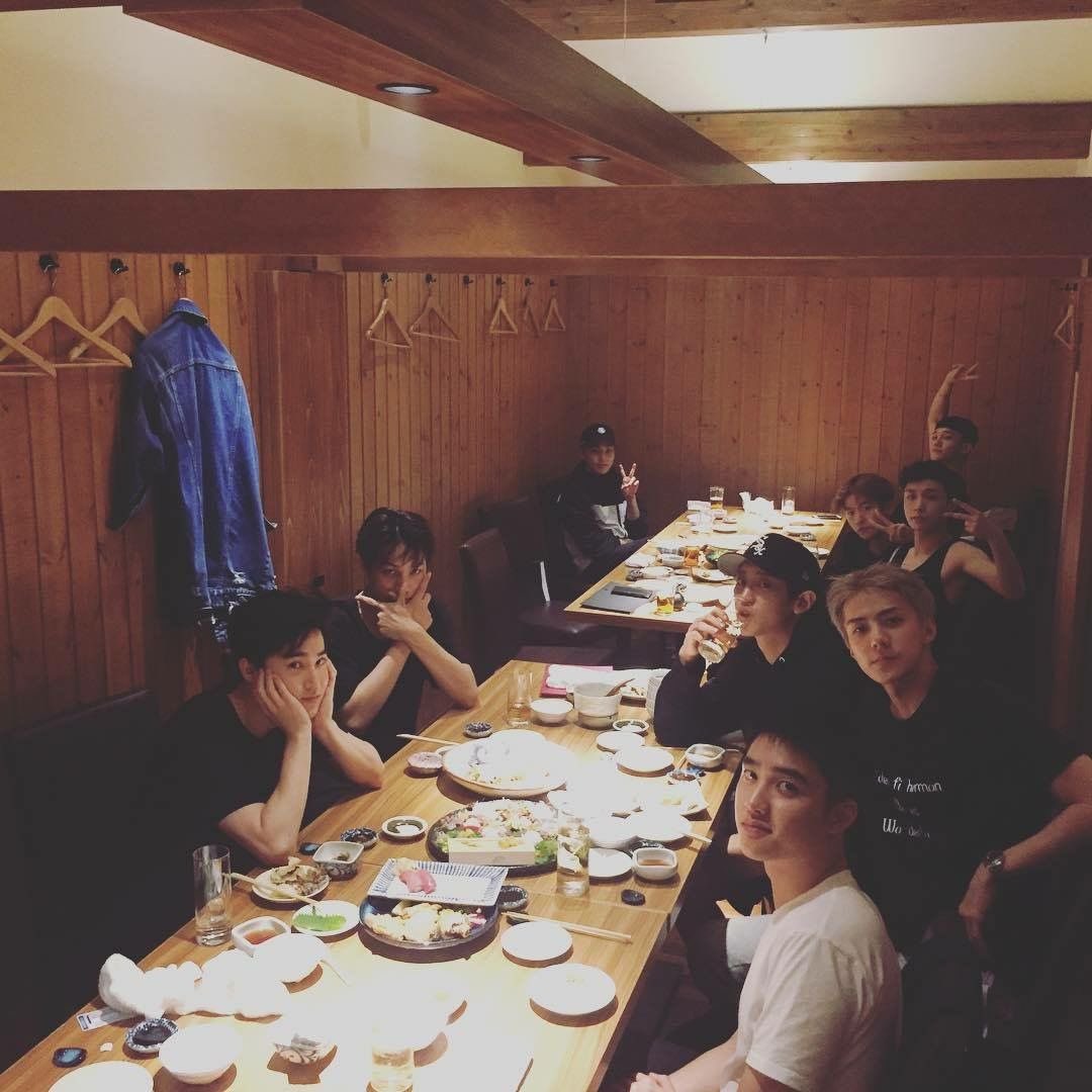 ak211039's tweet photo. 엑소는 컴백하시면 무조건 단체 회식 사진 가져오시긔 https://t.co/1SGz5BaLkN