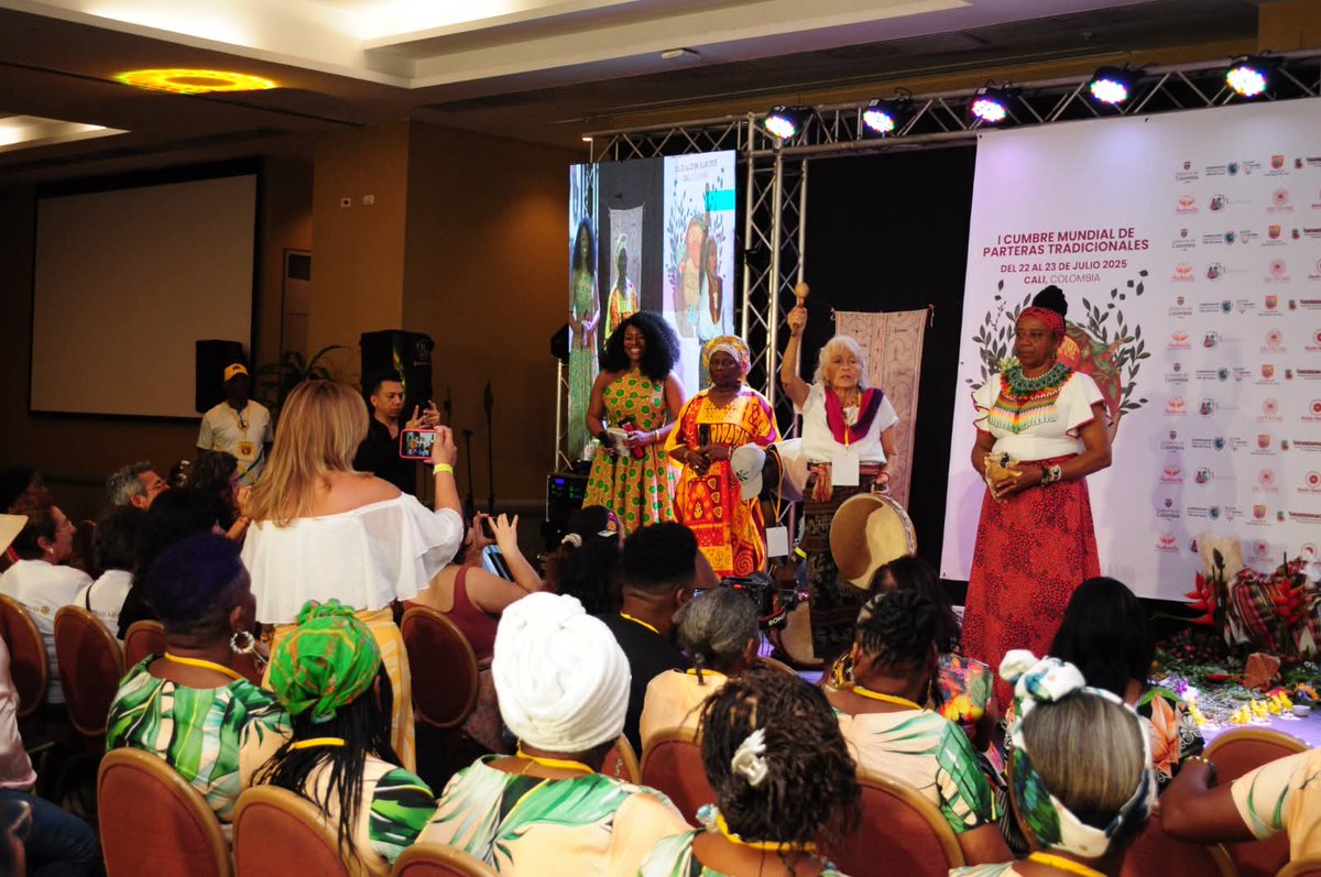 El cuidado ancestral también es potencia de vida: parteras afro, indígenas y campesinas reunidas en la Cumbre Mundial de Partería en Cali. #IgualdadConDignidad