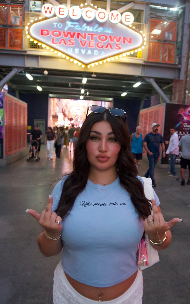 GillianBear's tweet photo. Ugly people h8 me https://t.co/auoZ21qy2d