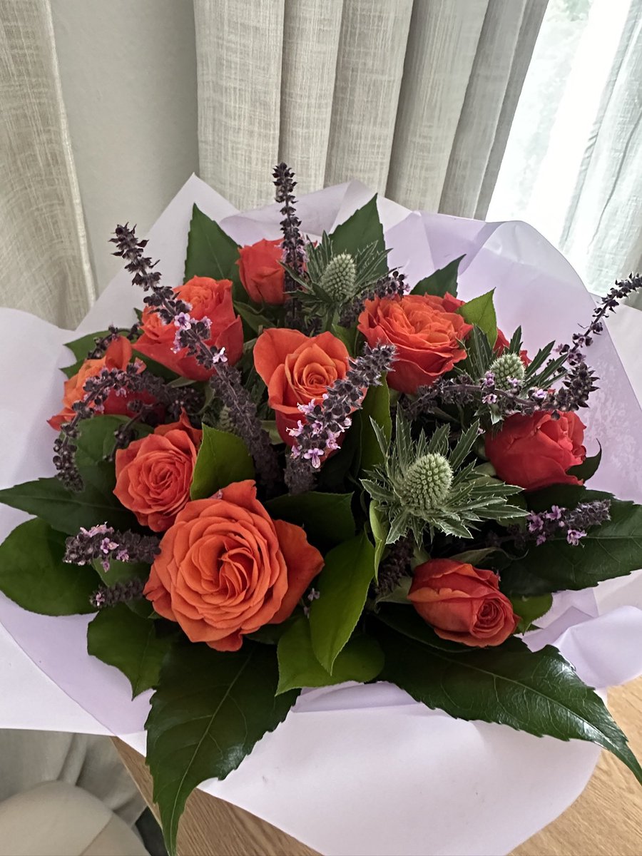 Although, I never expect flowers or gifts on our dates, (time with you is more than enough), but I can’t explain how happy flowers make me feel 😍☺️ Thank you x