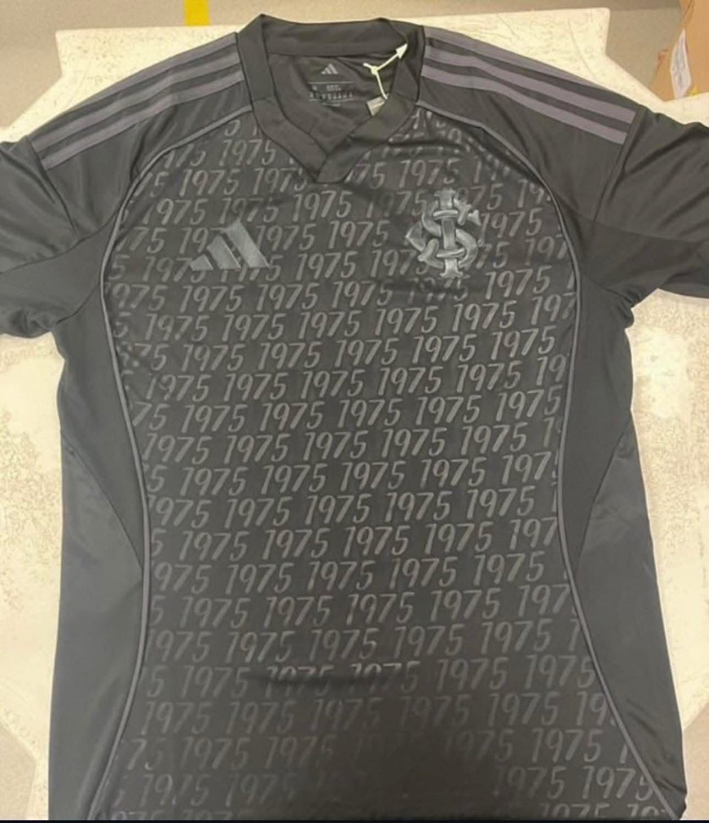 ADIDAS NA EUROPA / ADIDAS NO BRASIL
DESCONFIO QUE A ADIDAS DO BRASIL É UM ETERNO ~LATA VELHA DO LUCIANO HULK~ 
- AHHH, VCS FORAM CAMPEÕES EM 1975, NÃO DIGA NADA