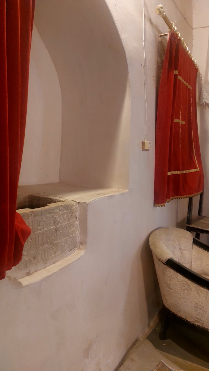 این حفره تو پنجره را میبینید؟همون جاییه که بچه را غسل تعمید میدهن😊 
سرایدار به دوستم‌ گفت خودمم اینجا غسل دادن.