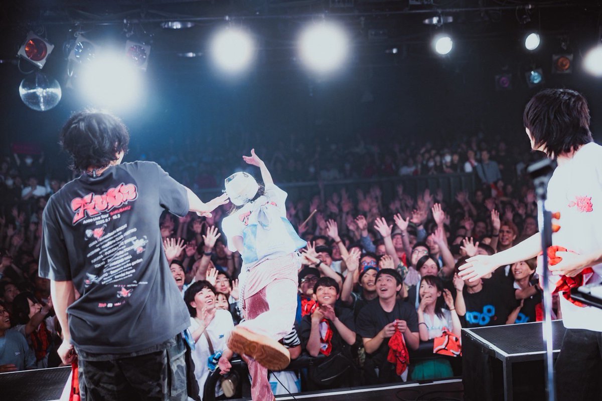 Aooo Live Tour "BAKUBAKU" 
広島CLUB QUATTRO
新幹線が雨で2時間以上止まって今日公演できるかどうかってくらいまでいったけど、無事に出来てほんまによかった！！！
2枚目は石野のスティック投げるフォームが怖すぎて止めようとしてる写真。サイコー