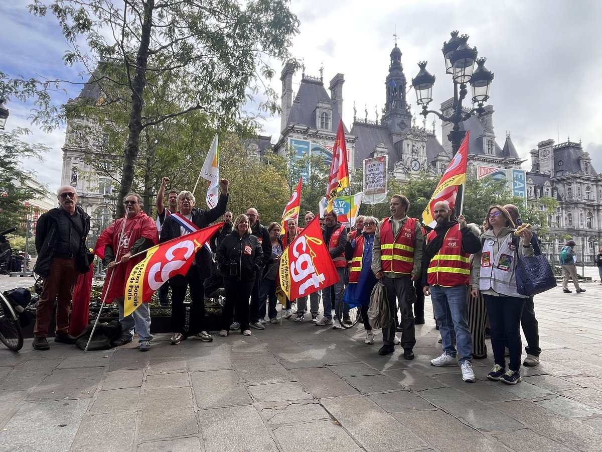 ericcoquerel's tweet photo. Les images que les médias ne relaieront pas : le 10 ce sont aussi ces mobilisations syndicales un peu partout. Ici les agents de la ville de Paris. Et toujours le même slogan : « grève, blocage, Macron dégage » 
#10septembre2025 https://t.co/vLfJU8tTj2