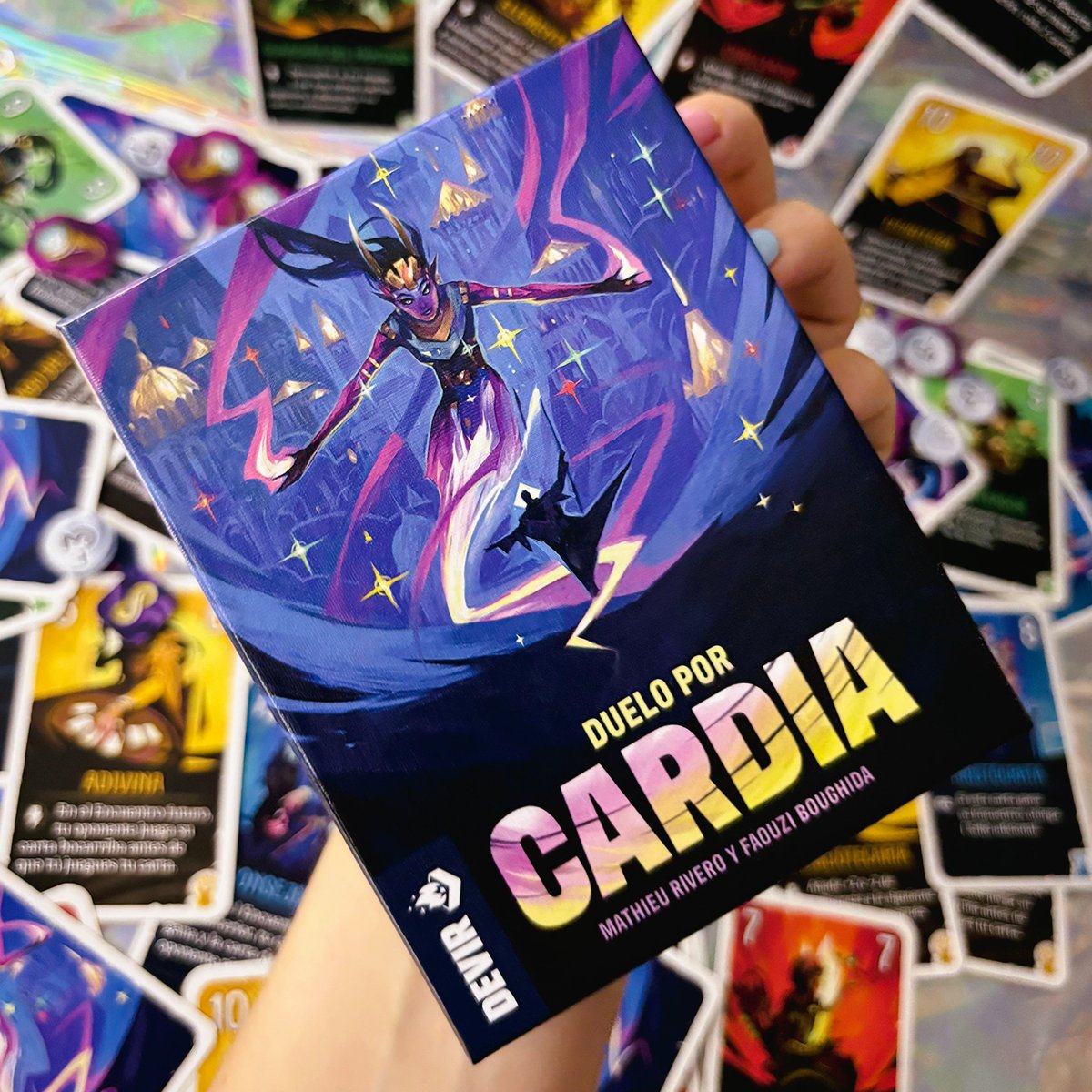 DevirBrasil's tweet photo. Ouviu o chamado? Cardia está cada vez mais perto! ✨

Prepare-se para a batalha que mudará o destino da cidade. 🧞 ♀️

🔮 Muito em breve, duas forças se enfrentarão em um combate sem igual.💫

#tabuleiros #boardgames #Devir #Cardia #HansImGluck https://t.co/fsX63rcZcF
