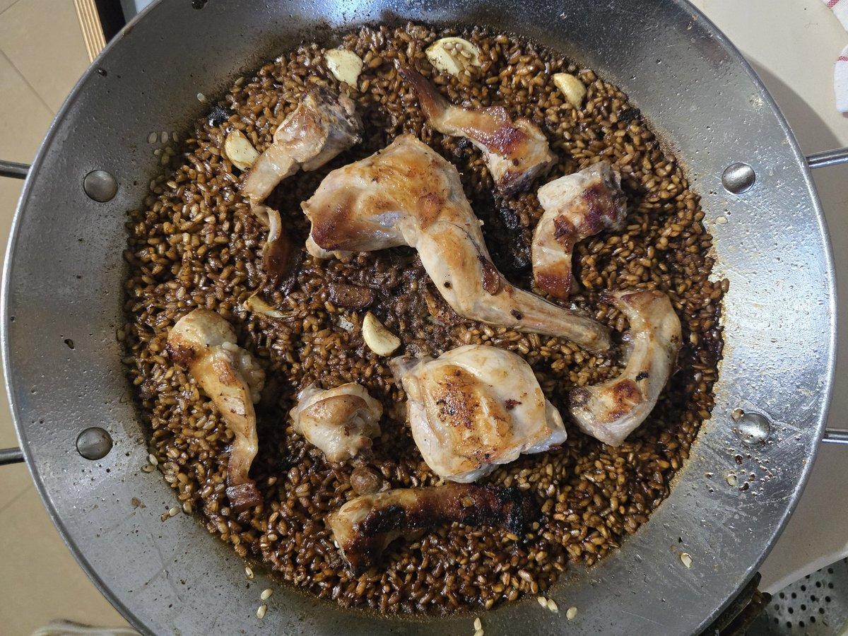 - Paella de coello e miso branco.
- Rabbit and white miso paella.
- Paella de conejo y miso blanco.

#homemade #homefeito #nacasiña