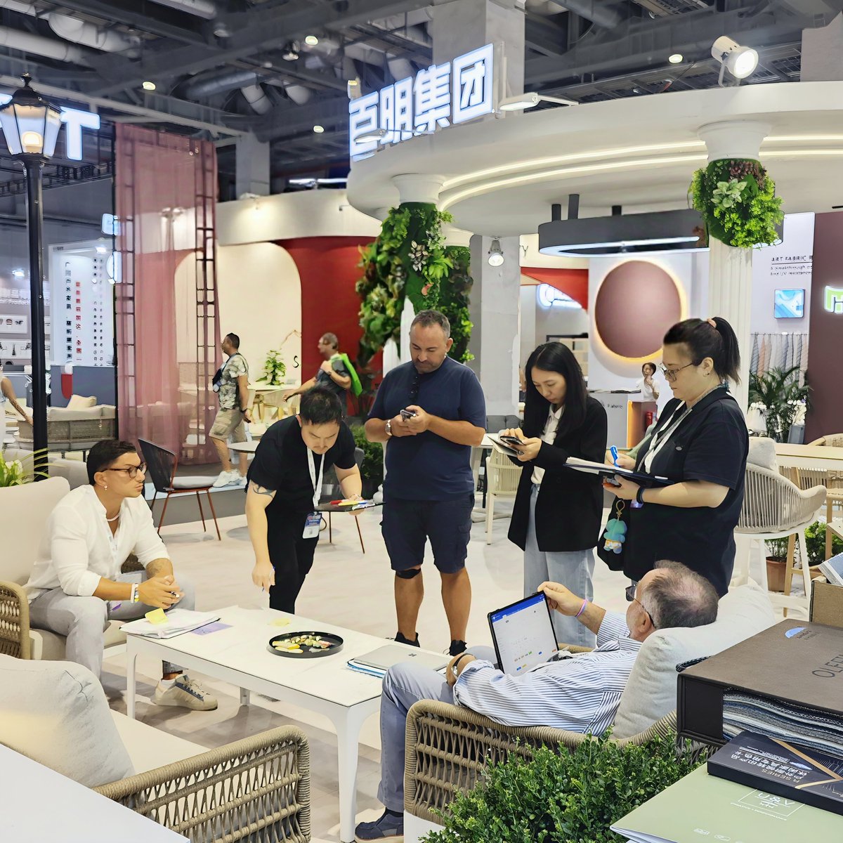 OutdoorKelvin's tweet photo. Celebrities' choice😃

Furniture is not just a seating but also a space where we can communicate. Get outdoor, enjoying the luxury that our planet provides🏝️🏖️

​Day 2 #ciff 1.1A25 https://t.co/rdBJ5OLJkn