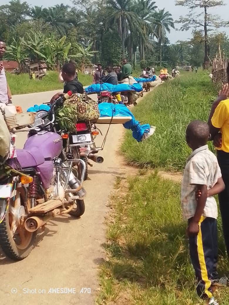 luchaRDC's tweet image. Alors que #Ntoyo enterre ses 72 habitants dans la douleur et le mépris des autorités, nous nous sommes rassemblés ce mercredi à la mairie de #Butembo pour exiger des réponses sur les massacres persistants des ADF à Beni-Lubero-Ituri. Trop de sang a coulé. Il faut agir maintenant.