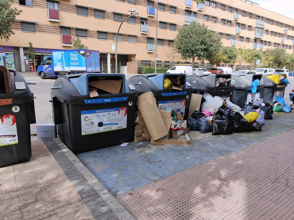 Qué magnífica idea, <a href="/aytogetafe/">Ayuntamiento Getafe</a> , poner cubos con menor capacidad para que reciclemos y tengamos más limpias nuestras calles.
Los cubos de Buenavista, frente a la farmacia están así de lustrosos.
¡Gustoso pagaré la nueva tasa de basuras!
