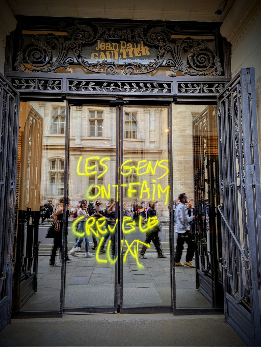 "Les gens ont faim ! Crève le luxe."
Paris. #10septembre #BloquonsTout