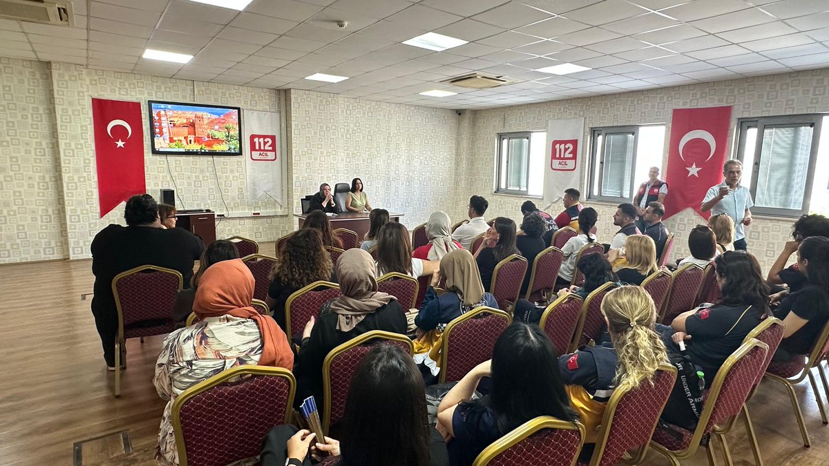 Mersin112acm's tweet image. 📌Hizmet İçi Eğitim &amp;amp; Değerlendirme Toplantısı Müdürümüz Sayın Ebubekir KARAHAN başkanlığında, Sağlık çağrı yönlendirici personeliyle değerlendirme toplantısı yapıldı. Akabinde, toplantıya katılan personele Harita ve ELS (Hassas Konum) Kullanımı eğitimi verildi.@112teknumara