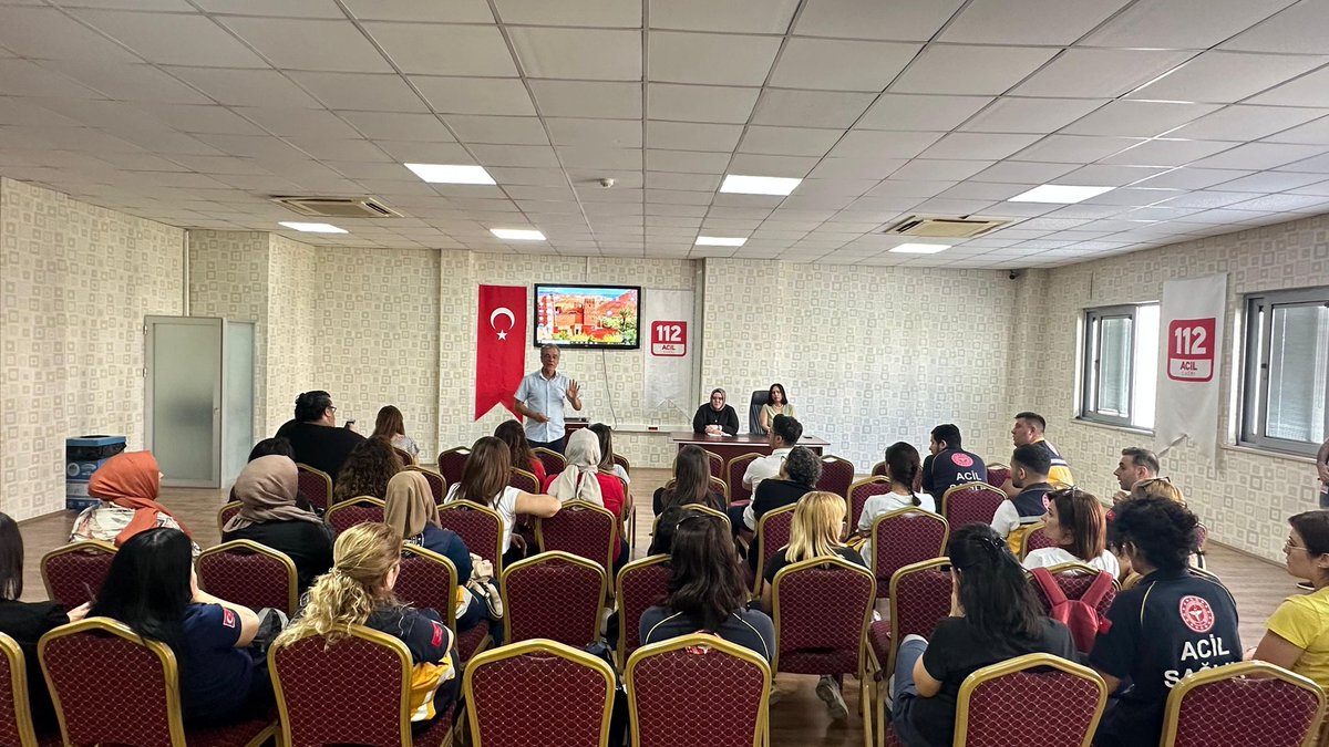 Mersin112acm's tweet image. 📌Hizmet İçi Eğitim &amp;amp; Değerlendirme Toplantısı Müdürümüz Sayın Ebubekir KARAHAN başkanlığında, Sağlık çağrı yönlendirici personeliyle değerlendirme toplantısı yapıldı. Akabinde, toplantıya katılan personele Harita ve ELS (Hassas Konum) Kullanımı eğitimi verildi.@112teknumara