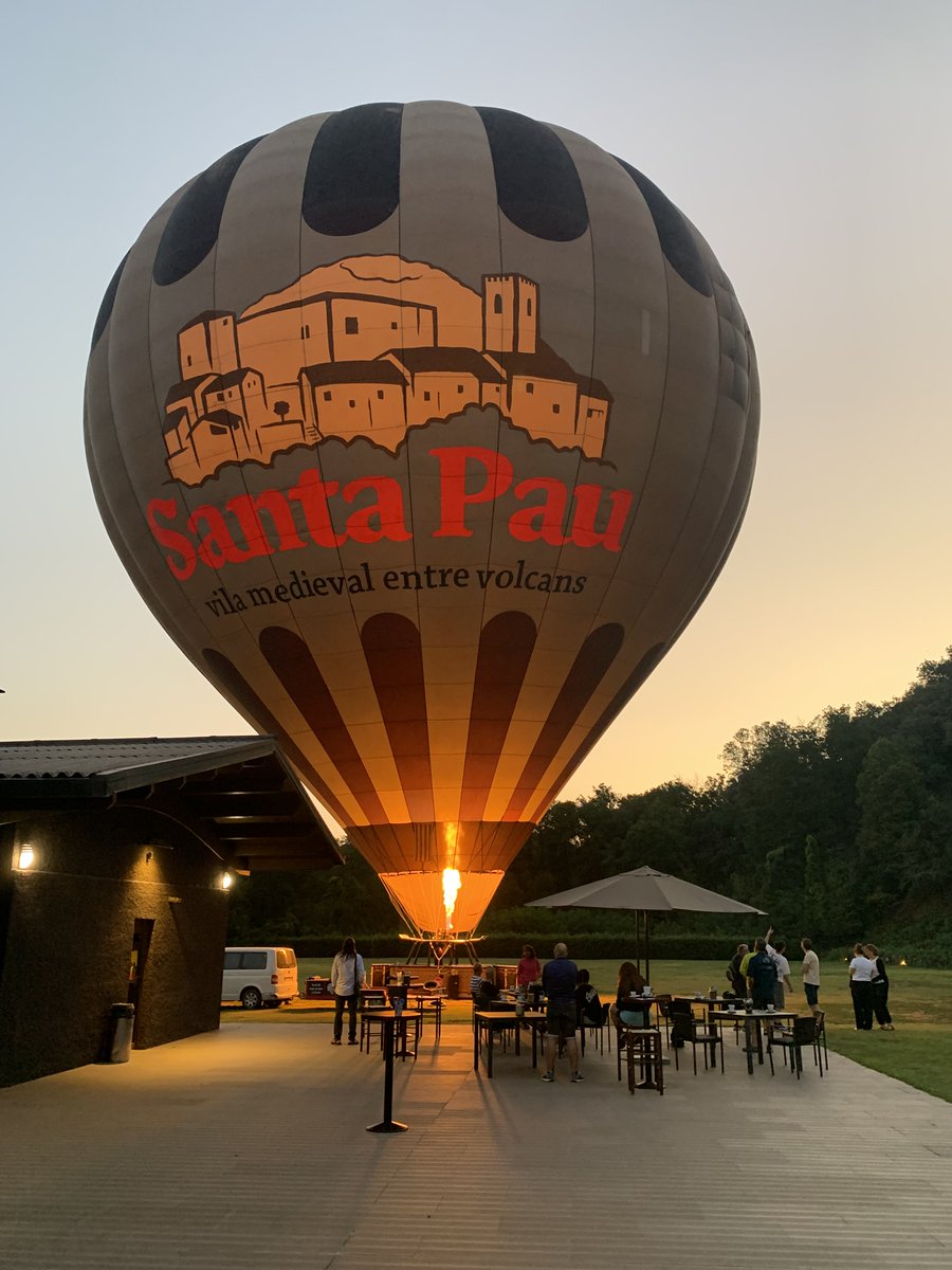 Abans de volar, la flama dóna vida al globus.
·
#volenglobus #voldecoloms #lagarrotxa