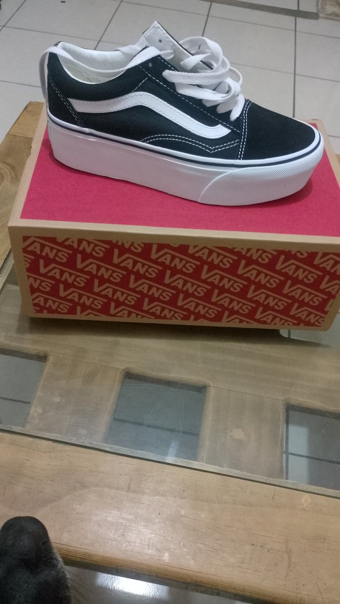 Dónde te invitan a comer y te dan regalos ahí es.... 😬😬😬 Jajajajaja 
Estoy feliz muy feliz! 
Ya viene mi cumpleaños y empiezo a recibir regalitos.... 😎😎
Me encantó por cierto, gracias por mis tenis... 🤗
#buendia🌞 #ombligodesemana😅 #sorian 😃 #vans