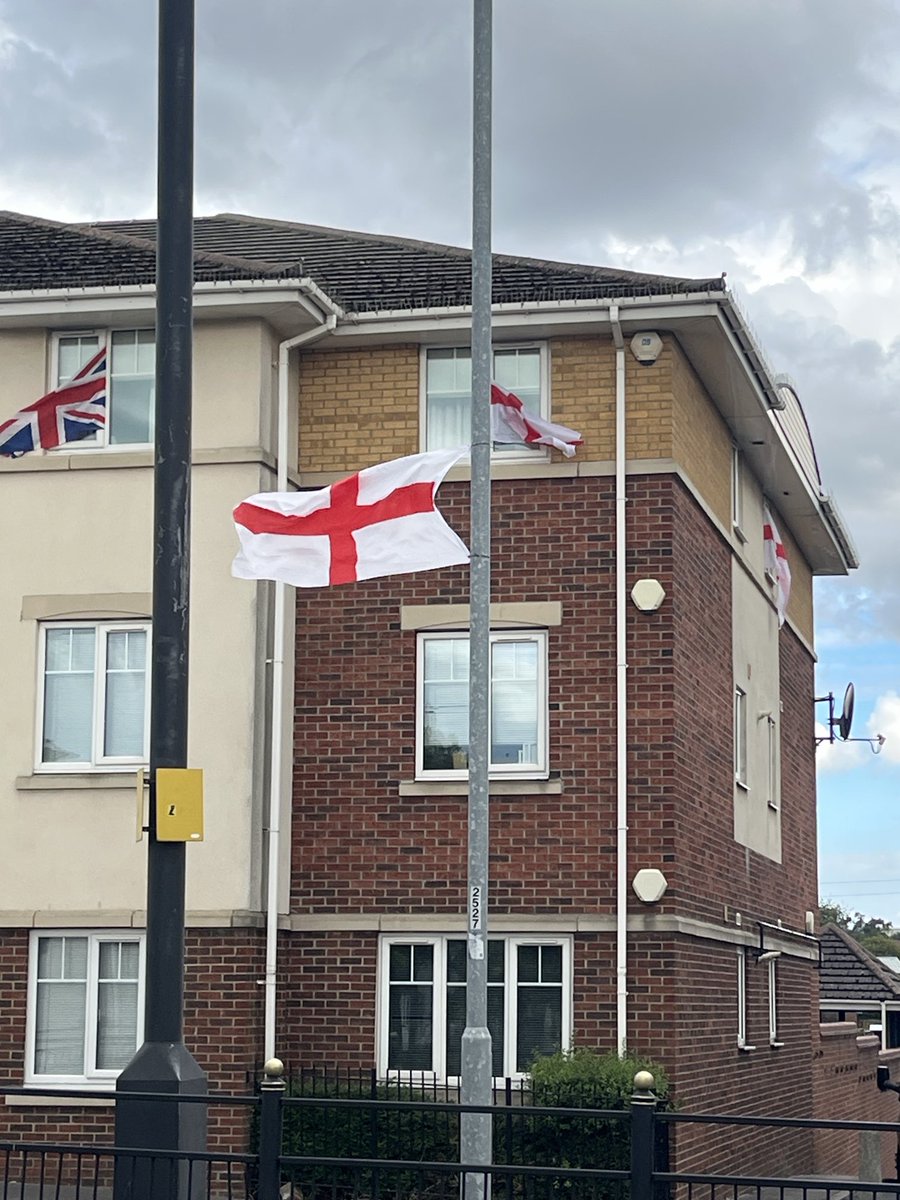 Michael1682's tweet image. ⁦@TRobinsonNewEra⁩   #Spennymoor #RaiseTheFlags #RaiseTheColours #UniteTheKingdom     Everywhere you look - Our flag in every street !!!