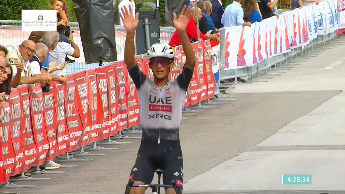 LeGruppetto's tweet image. Isaac Del Toro (UAE Emirates) remporte le Tour de Toscane, son 11e succès en 2025 ! Le plus fort dans la dernière montée à 27km, le Mexicain (21 ans) a tenu ensuite en solo.

Michael Storer (Tudor) et Steff Cras (TotalEnergies) complètent le podium. #GirodellaToscana
