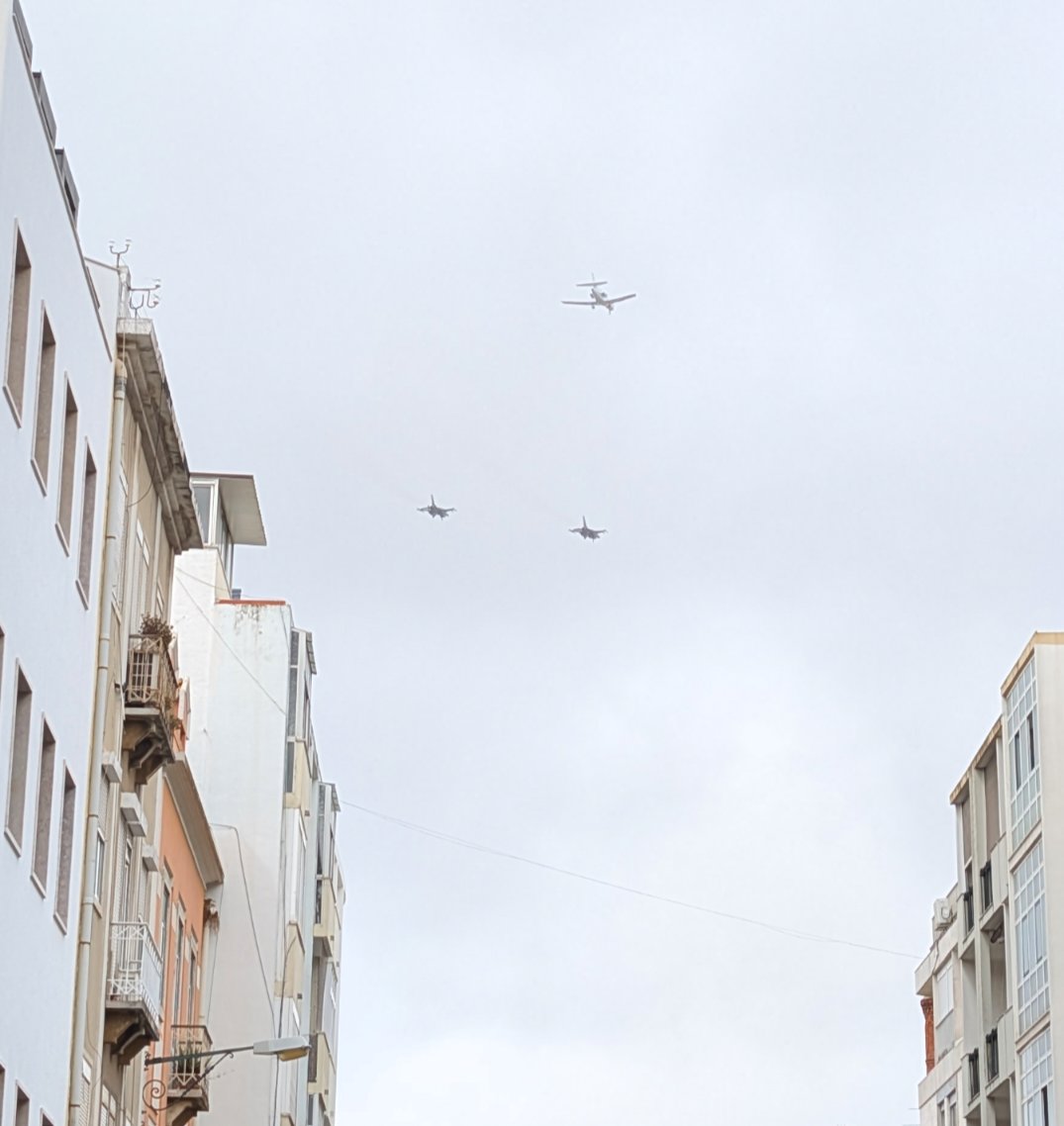 zepiter's tweet photo. Quem é a individualidade que acaba de aterrar em Lisboa com escolta da Força Aérea e nem aparece no @flightradar24? https://t.co/3PNFLu5jvH