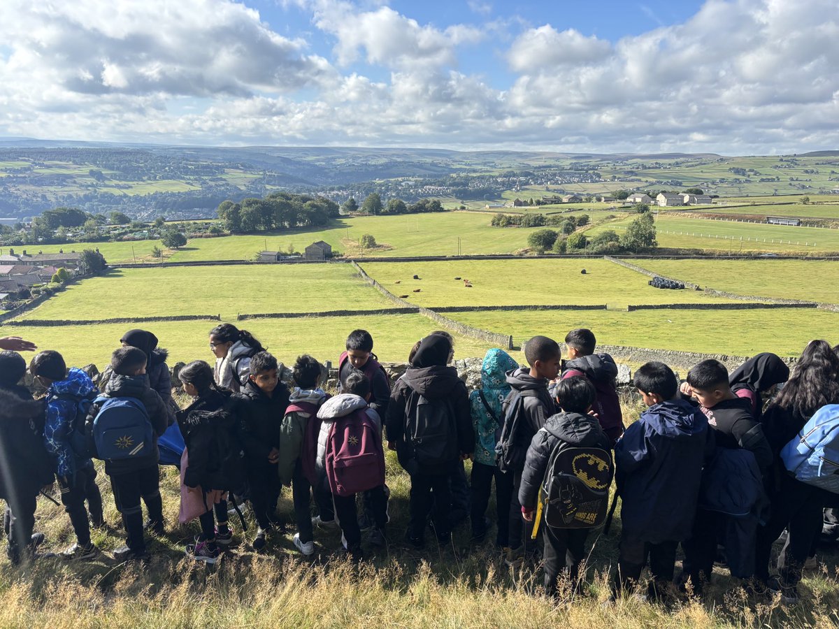 WarleyRoadPri's tweet photo. ๐ฅพ๐ Year 4 enjoyed a local walk this morning, taking in the gorgeous views of our local area and identifying OS symbols on maps ๐ฒ๐ฟ #ichallenge #calderdale https://t.co/75Kvi2TIoi
