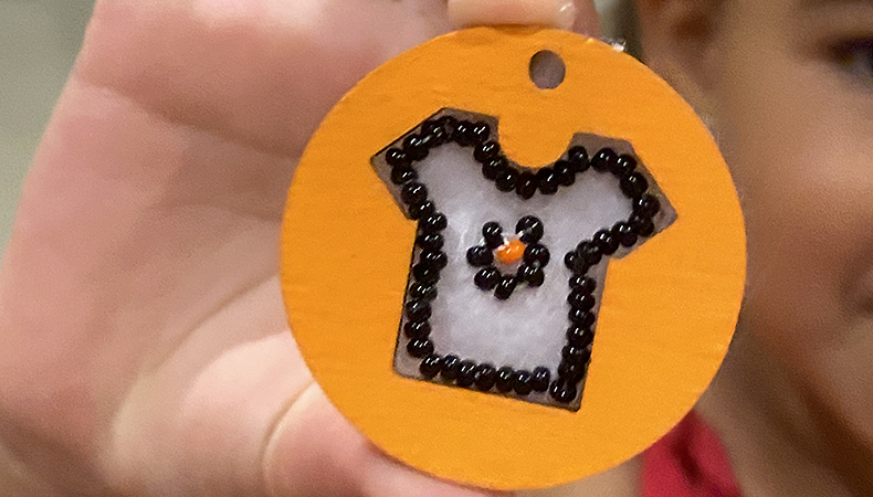 Le 27 septembre, participez à notre atelier de perlage de chandails orange avec ojibwée Kelly Nahwegahbow Marsolais dans le cadre de la #JournéeNationaleDeLaVéritéEtDeLaRéconciliation.

Inclus dans le prix d'entrée — inscription obligatoire ow.ly/tNaU50WN4bB