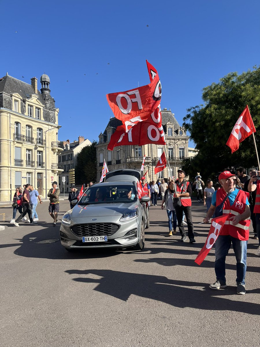 À #Reims, la manifestation a réuni beaucoup de citoyens qui exigent un changement de politique #10septembre2025