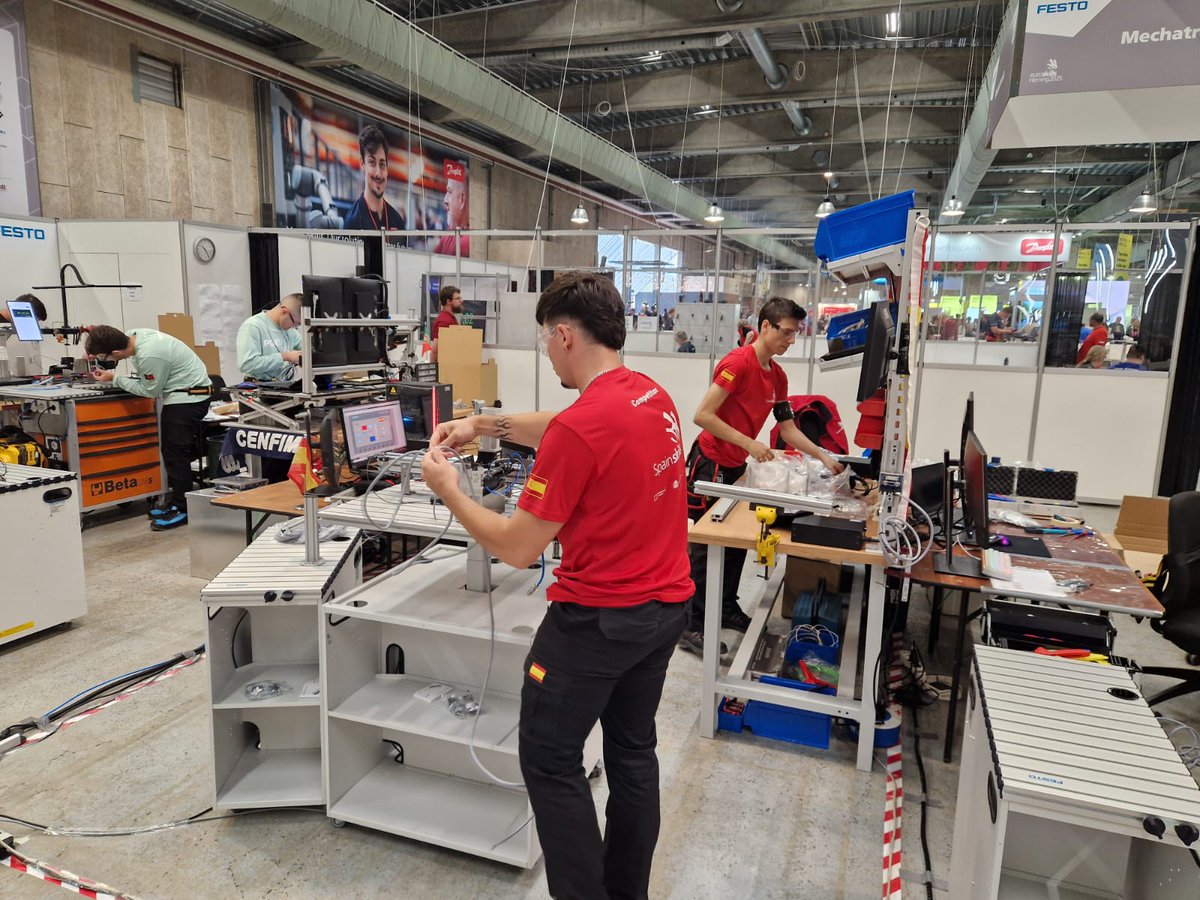 Arranca el primer día de competición en #EuroSkillsHerning2025 🇩🇰
Gran trabajo realizado por los competidores de #CastillayLeón, demostrando talento, esfuerzo y profesionalidad💪💪 <a href="/cifpjuanherrera/">CIFP Juan de Herrera</a> <a href="/iesulaboralza/">iesulaboral</a> <a href="/MeneZamora/">CMZJ</a> @sierradepambley