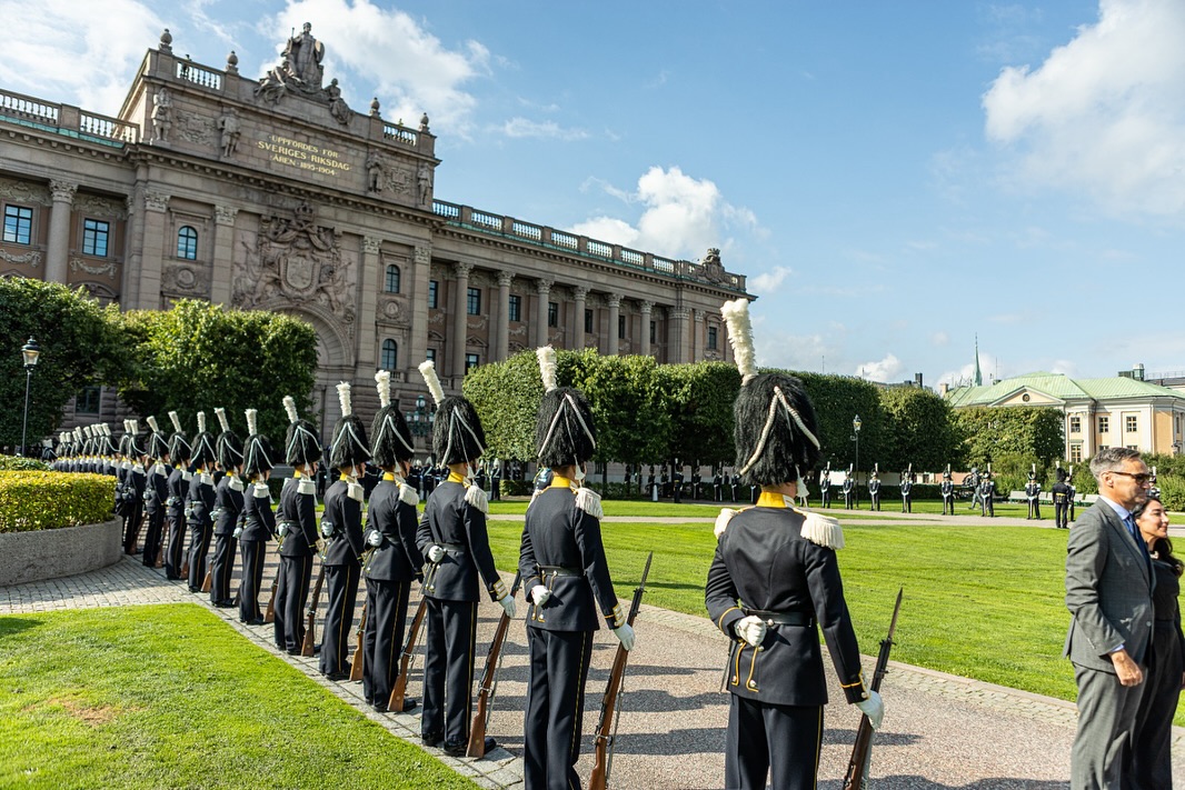 الديمقراطية السويدية بتبدأ سنة جديدة: افتتاح الدورة البرلمانية 2025/26 🇸🇪 

يوم الثلاثاء 9 سبتمبر، البرلمان السويدي (الريكسداغ) فتح أبوابه من تاني وبدأت الدورة البرلمانية 2025/2026، وده معناه بداية سنة شغل جديدة لـ349 نائب منتخب.

📍الاحتفال ده بيحصل كل سنة في سبتمبر، وكان زمان