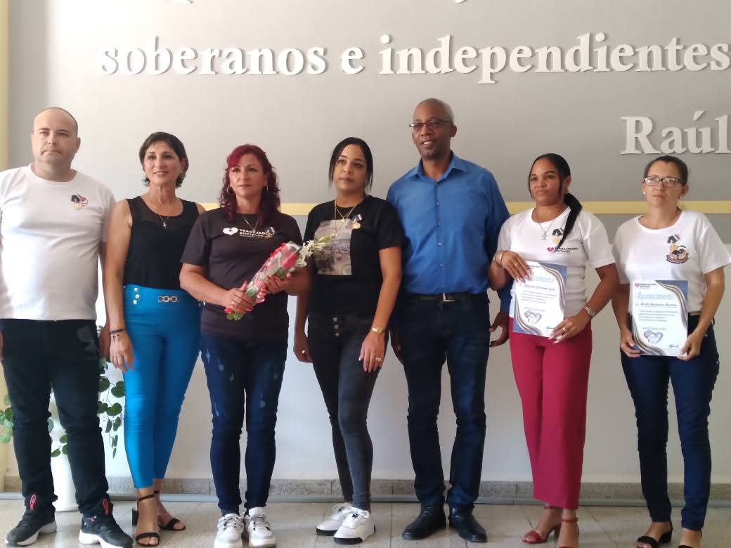QueipoRuiz's tweet photo. Con #HonorHolguinero felicitamos al Programa de Trabajadores Sociales fundado por #FidelPorSiempre, los "Médicos del Alma" de#Cuba en su 25 Aniversario. En especial a los de #HolguínSí que cada día llegan con su mensaje de acción y de esperanza a todos los rincones de la patria. https://t.co/IFjySdyo3M