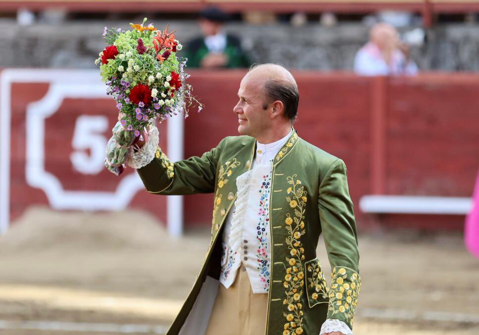 João Telles le corta una oreja al primero en Navaluenga