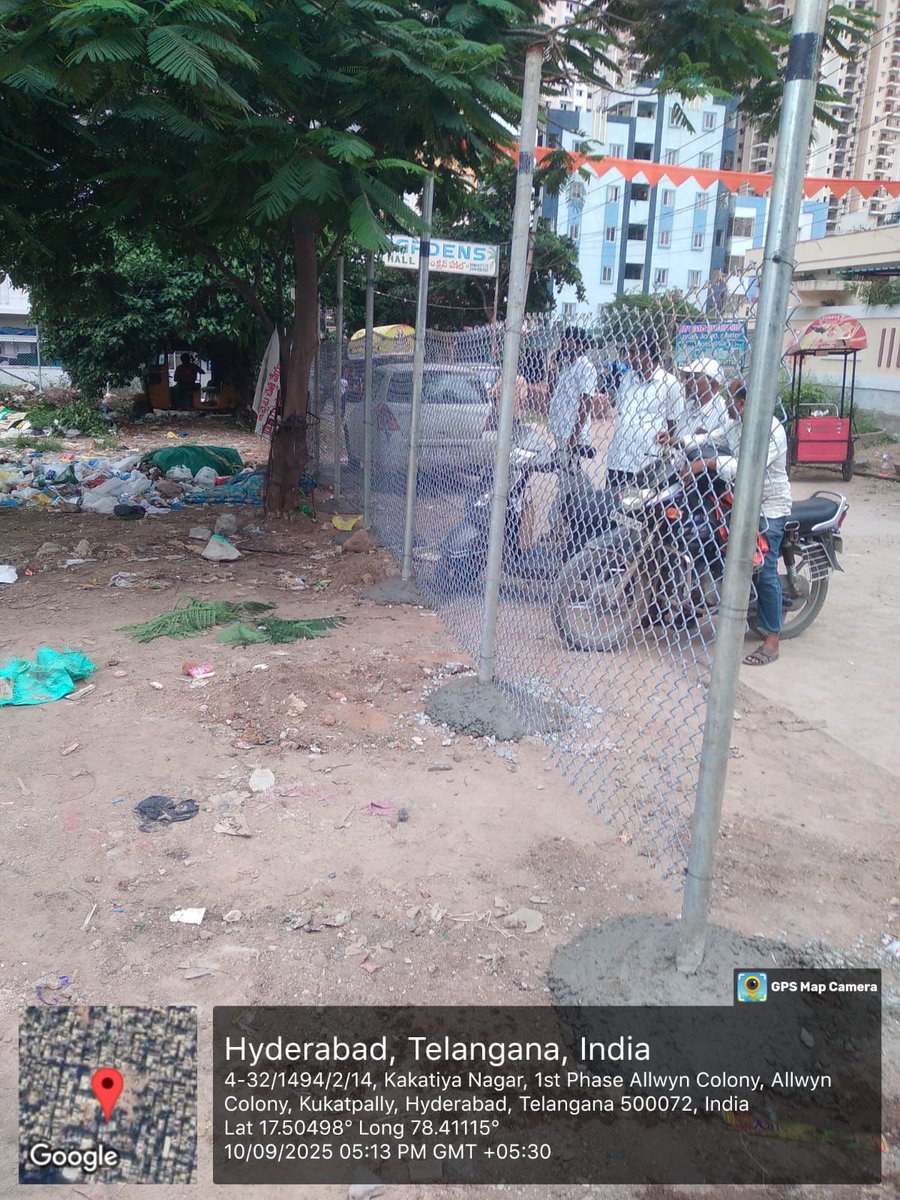Comm_HYDRAA's tweet photo. --కూకట్పల్లి లో 1.20 ఎకరాల ప్రభుత్వ స్థలం స్వాధీనం.
--రూ. వంద కోట్ల విలువైన భూమికి కంచె నిర్మాణం.

🔷 మేడ్చల్ - మల్కాజిగిరి జిల్లాలోని కూకట్పల్లి గ్రామం సర్వే నంబరు 276లో 1.20 ఎకరాల భూమిని బుధవారం హైడ్రా స్వాధీనం చేసుకుంది. దీని విలువ రూ. 100 కోట్లకు పైగా ఉంటుంది. ఆల్విన్ కాలనీకి ఆనుకుని ఉన్న 276 సర్వే నంబరులో 2.39 ఎకరాల  ప్రభుత్వ భూమి ఉండగా.. ఇప్పటికే కొన్ని ఇళ్లు నిర్మాణం జరిగాయి. ఇంకా మిగిలి ఉన్న 1.20 ఎకరాల భూమి కబ్జా కాకుండా హైడ్రా కాపాడింది. స్వాధీనం చేసుకున్న భూమి చుట్టూ కంచె వేసింది. అయితే ఈ భూమి తమదంటూ హైదరాబాద్  ఆల్విన్ ఎంప్లాయీస్ హౌసింగ్ కమిటీ పోరాడుతోంది. ఇదే సమయంలో ఆల్విన్ కాలనీ సంక్షేమ సంఘంతో పాటు ఆ పక్కనే ఉన్న కాకతీయనగర్ కాలనీ వాసులు మాత్రం ఈ భూమిని కాపాడి.. పార్కును నిర్మించాలని లని డిమాండ్ చేస్తున్నారు. ఎవరి డిమాండ్లు ఎలా ఉన్నా.. ప్రభుత్వ భూమి అన్యాక్రాంతం అవ్వకుండా హైడ్రా ఫెన్సింగ్ వేయడంపట్ల స్థానికులు హర్షం వ్యక్తం చేశారు. 

🔷 ప్రజావాణి ఫిర్యాదుల మేరకు..
హైదరాబాద్ ఆల్విన్ ఎంప్లాయీస్ హౌసింగ్ కమిటీకి 1986లో ప్రభుత్వం 79.29 ఎకరాల స్థలాన్ని ఇచ్చింది. రెండు దశల్లో ప్లాట్ల కేటాయింపు జరిగింది.  ఇంకా ఇల్లు రానివారు కొంతమంది ఉన్నారంటూ పక్కనే ఉన్న 2.39 ఎకరాల ప్రభుత్వ భూమిని కేటాయించాలని హైదరాబాద్ ఆల్విన్ ఎంప్లాయీస్ హౌసింగ్ కమిటీ ప్రభుత్వాన్ని కోరింది. ఈ మేరకు డబ్బులు కూడా చెల్లించినట్టు కమిటీ ప్రతినిధులు చెబుతున్నారు. కమిటీ ప్రతినిధులు కొనకుండానే 2.39 ఎకరాల్లో ప్లాట్లు వేసి అక్రమంగా అమ్మారని స్థానికులు ఆరోపిస్తున్నారు. ఆల్విన్ కంపెనీ బంద్ అయ్యింది. ఇంకా ఆ కమిటీ మనుగడలో లేదని.. ఆల్విన్ కాలనీలోని ప్లాట్లు కూడా ఇష్టానుసారం అమ్మేశారని ఆ కాలనీ సంక్షేమ సంఘం ప్రతినిధులు హైడ్రాకు ఫిర్యాదు చేశారు. ఇక్కడి ఖాళీ స్థలంలో అక్రమ పార్కింగ్ కొనసాగుతోందని.. దీంతో అసాంఘిక కార్యక్రమాలు జరుగుతున్నాయని హైడ్రా ప్రజావాణికి ఇచ్చిన ఫిర్యాదులో పేర్కొన్నారు. ఈ ఫిర్యాదులను విచారించిన హైడ్రా.. సర్వేనంబరు 276లో ఉన్నది 2.39 ఎకరాలు ప్రభుత్వ స్థలమే అని నిర్ధారించింది. ఇప్పటికే కొన్ని ఇళ్లు రాగా.. మిగిలి ఉన్న 1.20 ఎకరాల స్థలాన్ని కాపాడి బుధవారం ఫెన్సింగ్ వేసింది.

#Hyderabad #HYDRAA