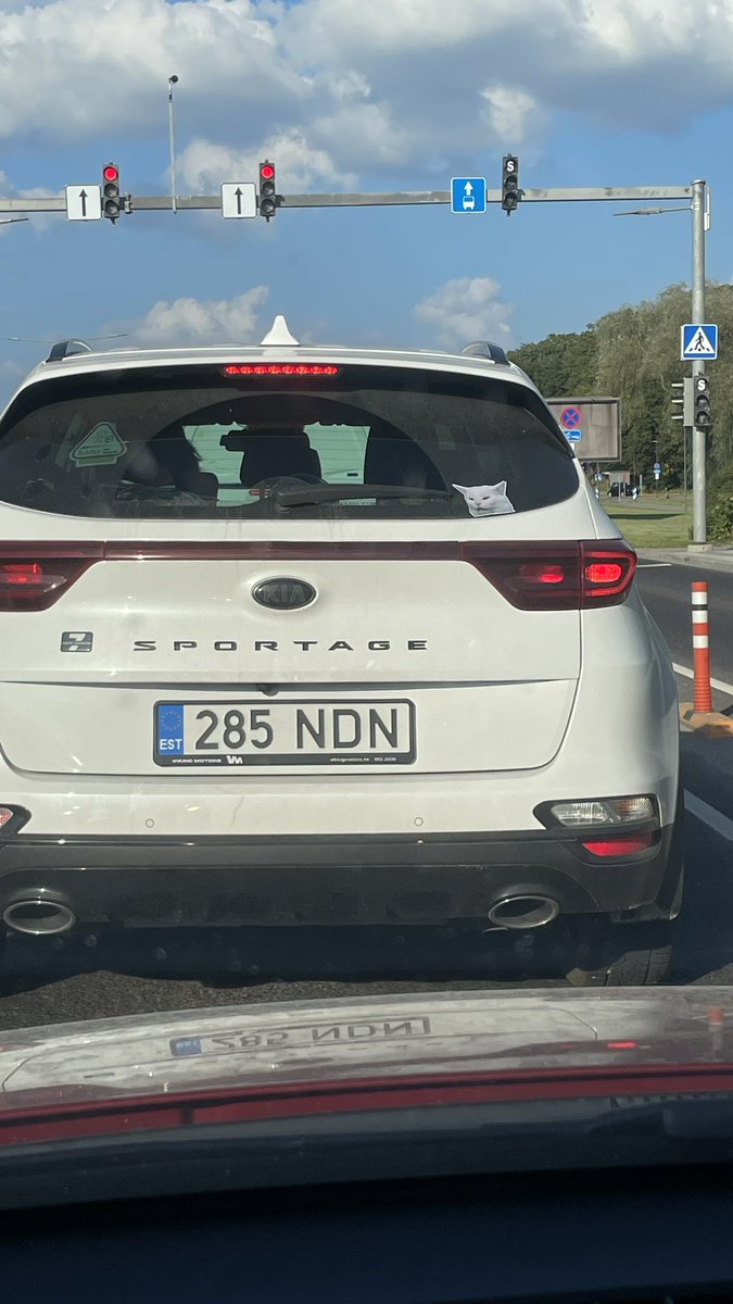 Мне кажется иди на другой стороне дворника должны быть две тетеньки?