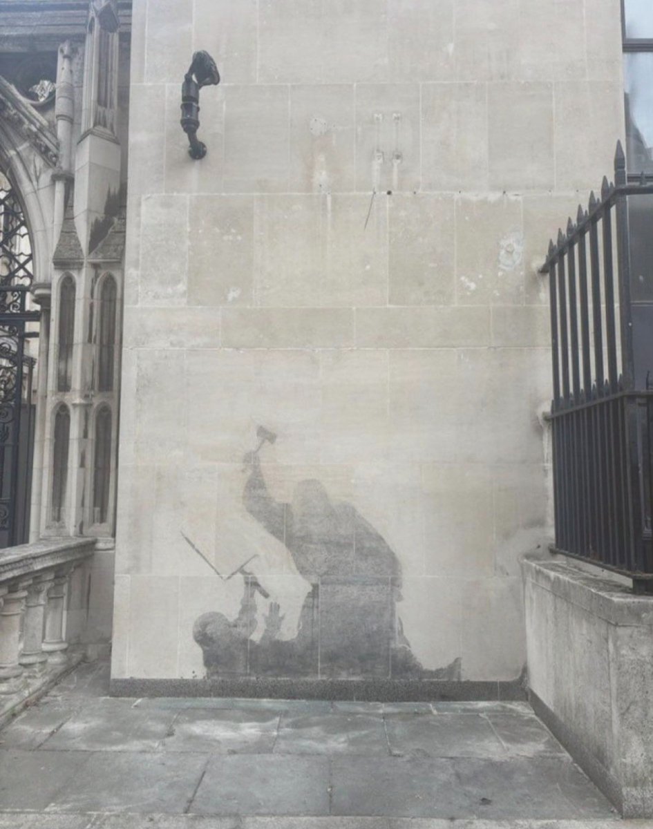 cham_jayy's tweet photo. Scrubbed over within days of appearing,ironically cementing what the mural was depicting in the first place
#Bansk https://t.co/nybC2WdbGv