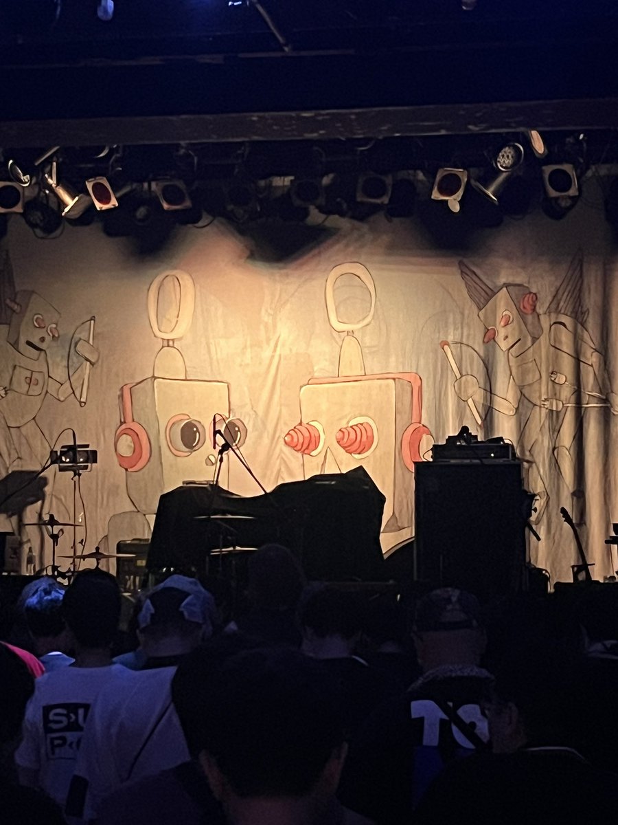 akihiro_0t9's tweet photo. ゲットアップキッズ(9/10追加公演)
最高でした。シンガロングなLive!エモ。
(的場さんぬいがポスターを見ているので上げおきます)
#getupkids https://t.co/gKNwTxkdnc
