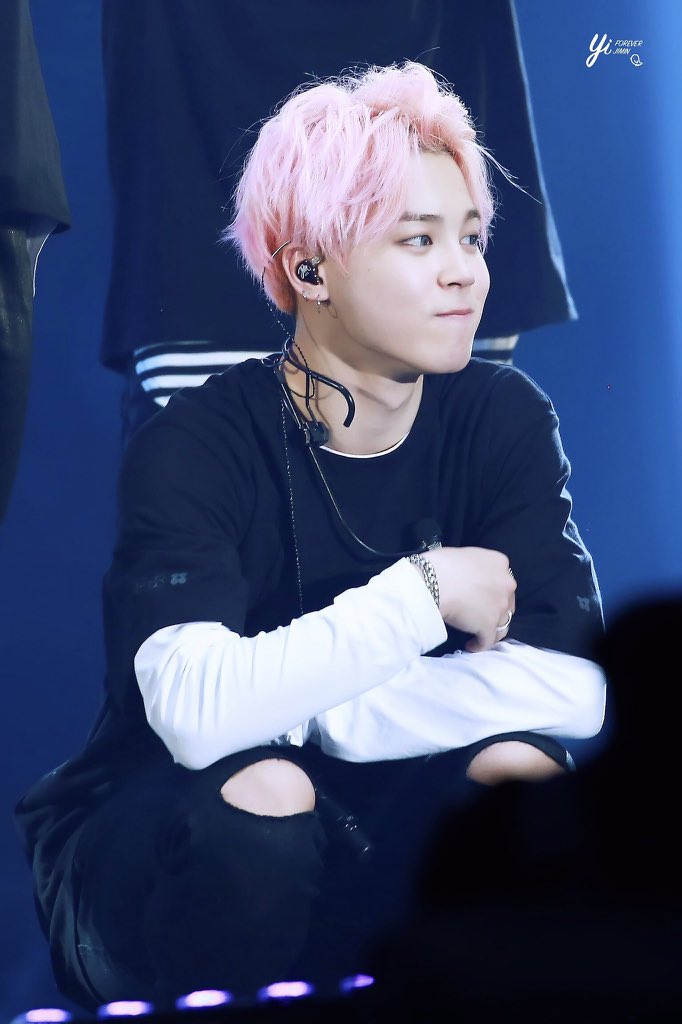 ちょこんと座り、そのお口が可愛い💕
ピンクヘアも🩷可愛いが溢れている一枚。
#JIMIN