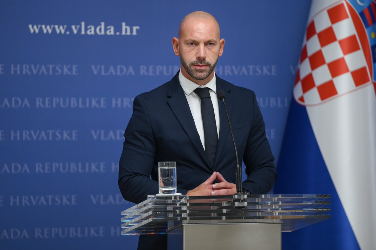 VladaRH's tweet photo. Ministar @mpudt_rh Damir Habijan: Što se tiče uhićenja u Hrvatskim šumama, kao ministar #MPUDT pozdravljam akciju USKOK-a te smatram da je to dokaz da su pravosudna tijela neovisna te da nema nedodirljivih. U ovom trenutku još nemamo službeno izvješće. https://t.co/UP0Tfz8DcT