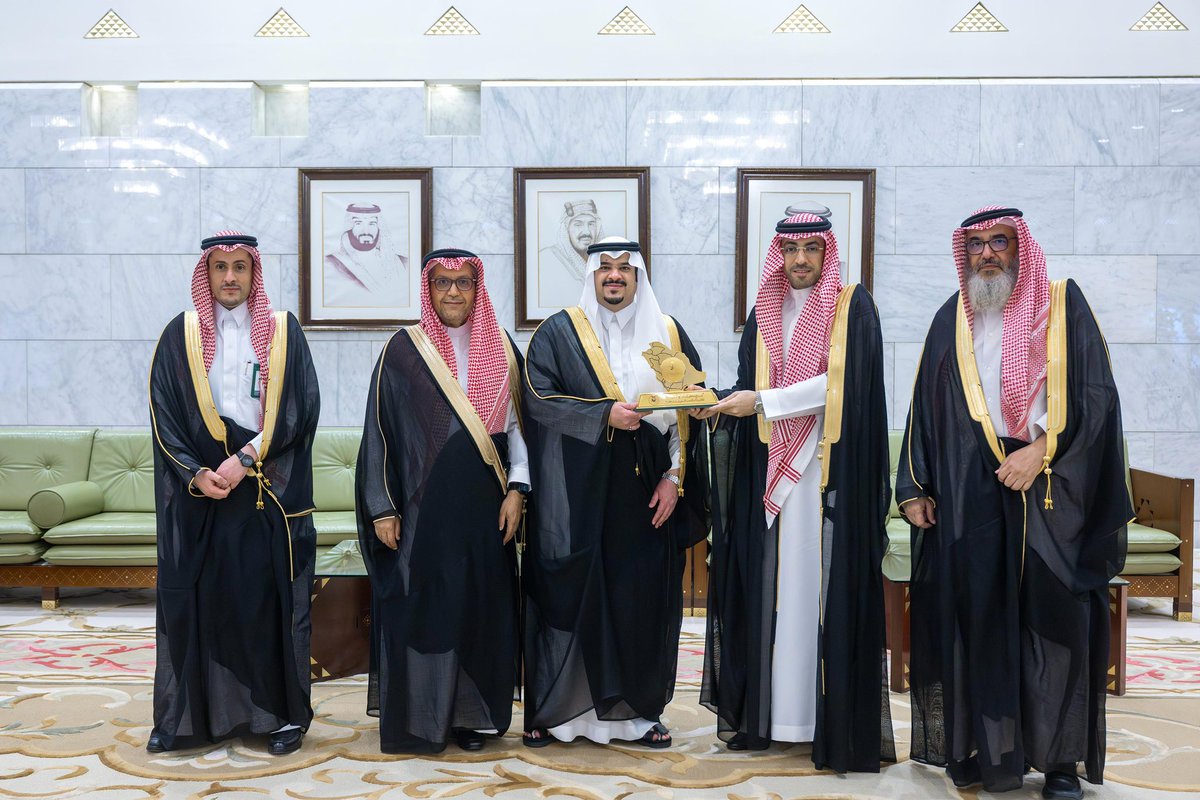 📸 | سمو نائب أمير منطقة الرياض الأمير #محمد_بن_عبدالرحمن_بن_عبدالعزيز 
يطّلع على التقرير السنوي لصندوق الشهداء والمصابين والأسرى والمفقودين لعام 2024، ويشيد بجهود الصندوق في رعاية أسرهم ودعمهم.

#إمارة_منطقة_الرياض